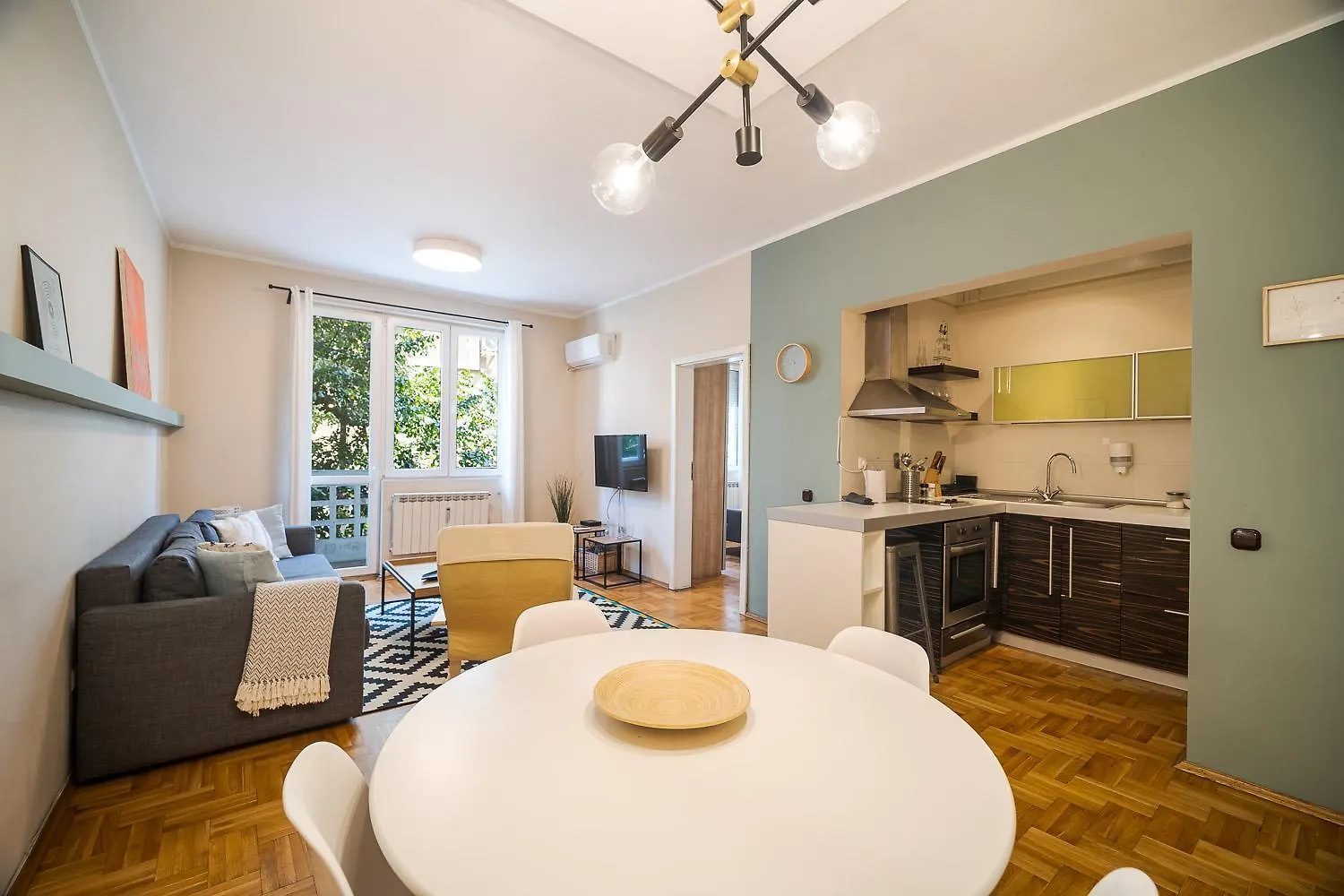 Apartment Cozy 1 Bdrm, Top Center, Solunska Near Vitoshka Street Sofia